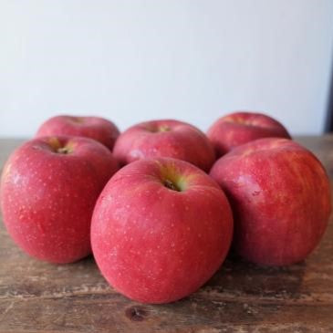 Sun Tsugaru Apples (6 pieces) Grown with Reduced Pesticides and No Chemical Fertilizers 